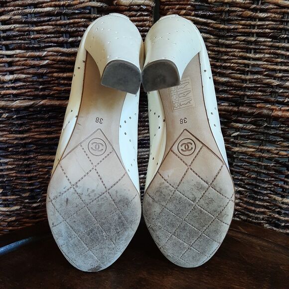CHANEL Peep Toe Mary Jane Pumps 38 Cream Perforated Leather Heels Logo Old Money - Picture 13 of 15
